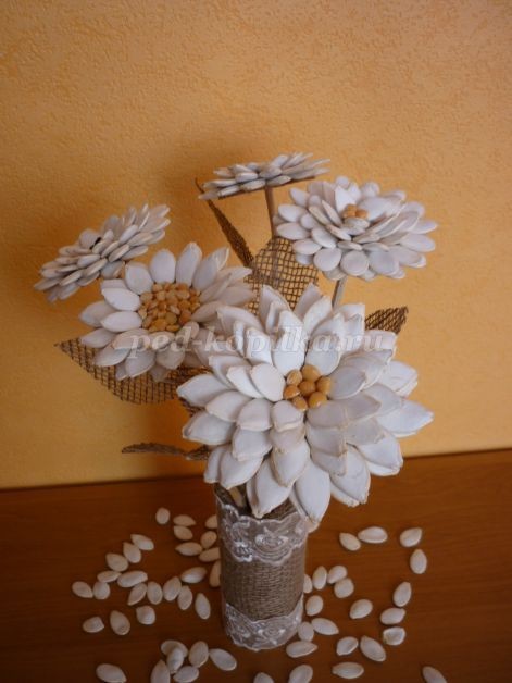 Цветы из тыквенных семечек детскими руками: мастер-класс Цветы из тыквенных семечек детскими руками: мастер-класс