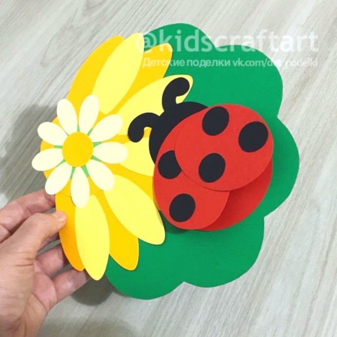 ​Божья коровка на цветке