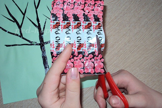 Весенняя аппликация из фантиков от конфет Весенняя аппликация из фантиков от конфет