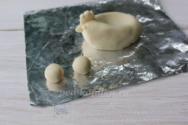 Пасхальная курочка из соленого теста детскими руками