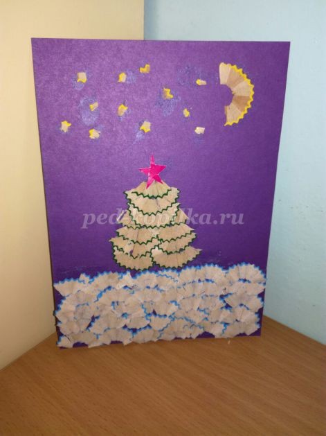 Новогодняя аппликация из стружки от карандашей