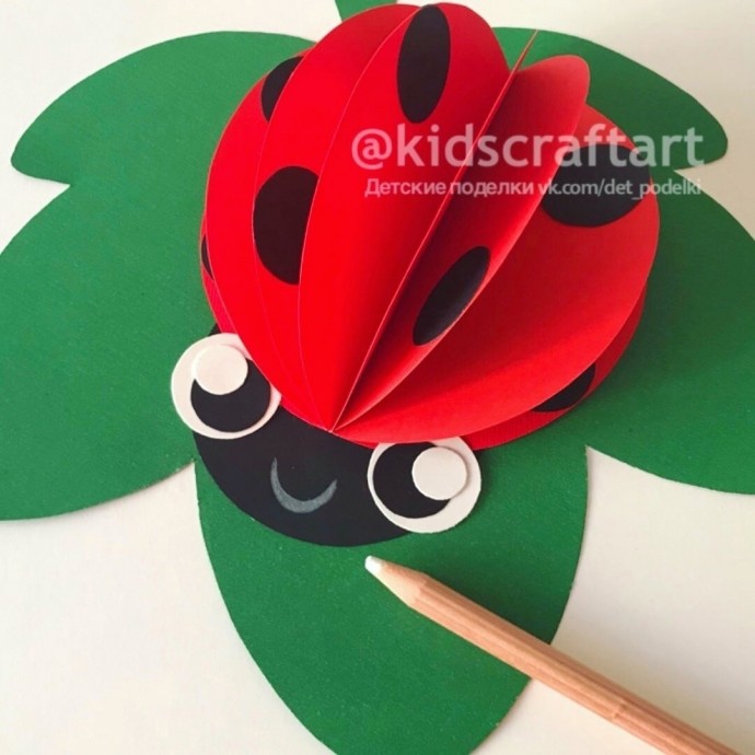 Детские летние поделки: "Божья коровка на листике" Детские летние поделки: "Божья коровка на листике"