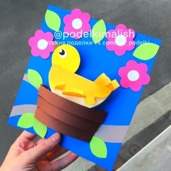 Птичка высиживает птенчиков Птичка высиживает птенчиков