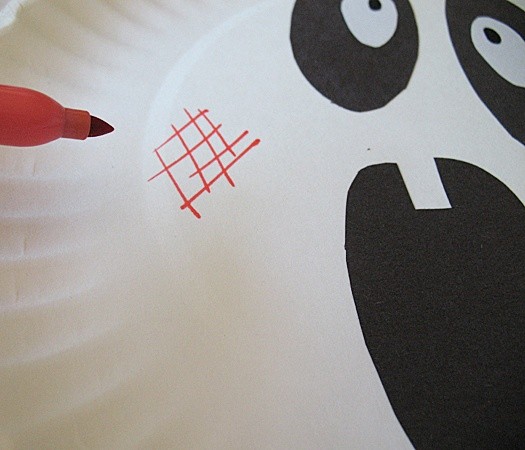 Забавное привидение из одноразовой картонной тарелки и бумажного полотенца Забавное привидение из одноразовой картонной тарелки и бумажного полотенца