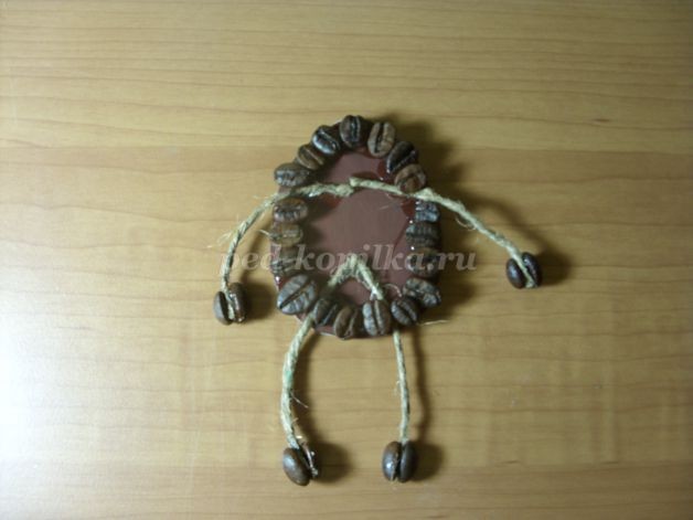 Магнит "Овечка" из кофейных зерен детскими руками: мастер-класс, часть 2