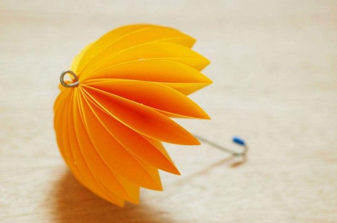 Яркий зонтик из бумаги Яркий зонтик из бумаги