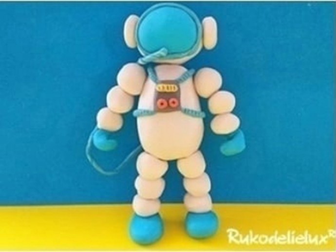 Космонавт из пластилина
