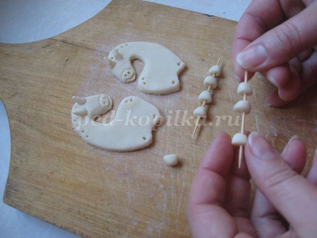 Лошадки-магниты из соленого теста: мастер-класс, часть 2