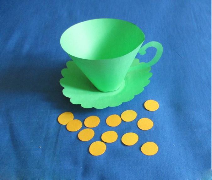 Объемные чашки в горошек из плотной бумаги
