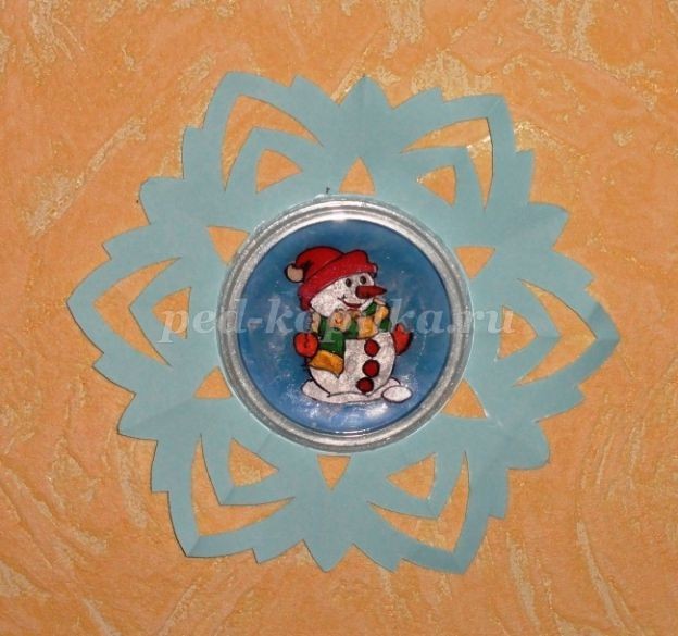 Пластилинография: снеговик в снежинке Пластилинография: снеговик в снежинке