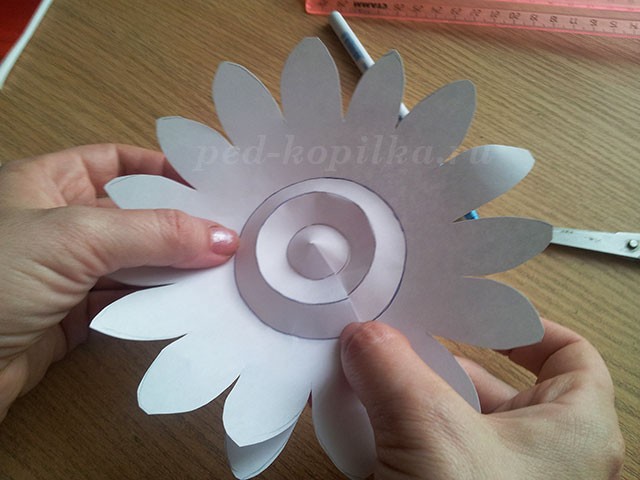 Ромашки из бумаги: мастер-класс, часть 1