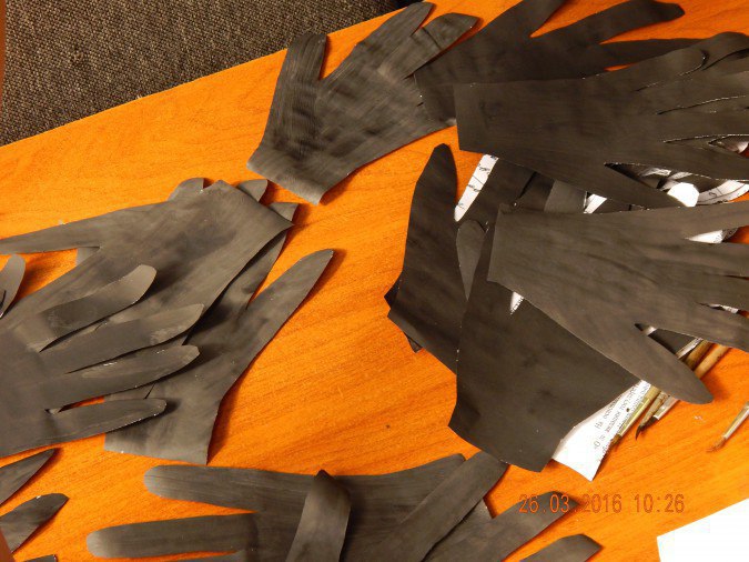 Лебеди из бумажных ладошек 3