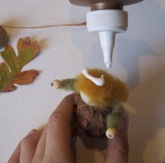 Лесная фея из шишки и желудей