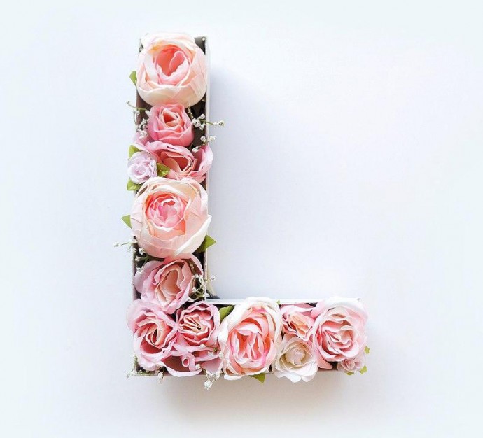 Монограмма из искусственных цветов