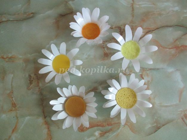Ромашки из бросового материала детскими руками: часть 2