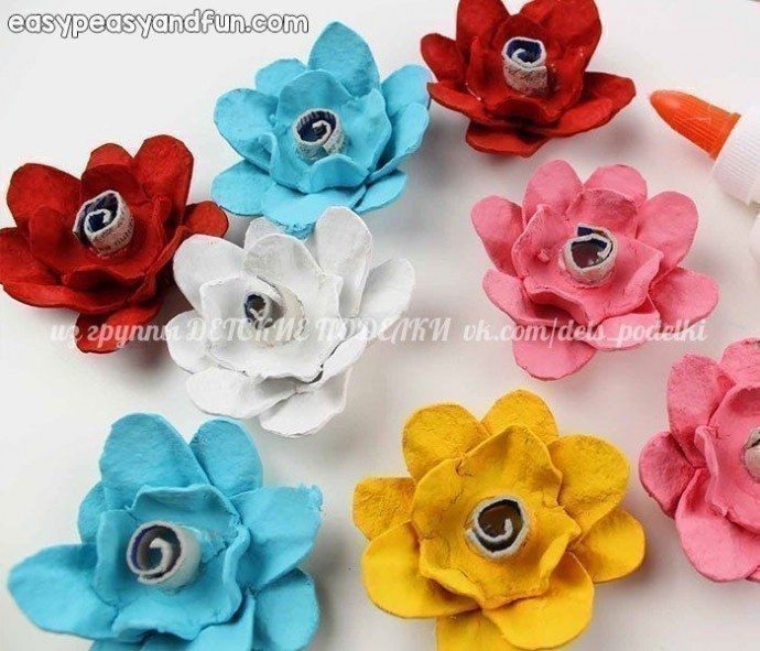 Цветочная аппликация из яичной упаковки