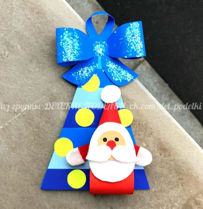 Дед Мороз у елочки