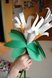 Обводим руку малышей и делаем букет из лилий