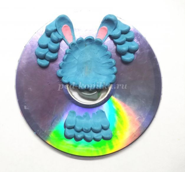 Пластилинография на диске: зайчик, часть 2