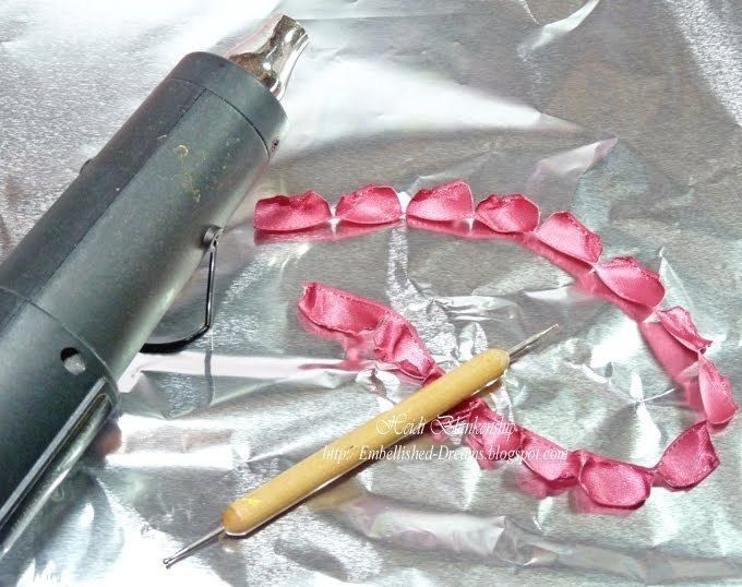 Розы из атласной ленты