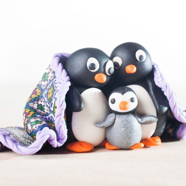 Семейство пингвинов из пластилина