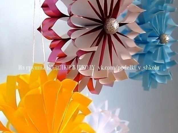 Снежинка из голубой цветной бумаги Снежинка из голубой цветной бумаги