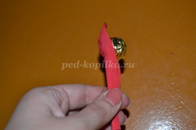 Букет тюльпанов из конфет: часть 1