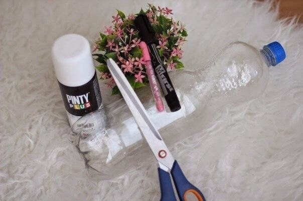 Горшок детскими руками из пластиковой бутылки Горшок детскими руками из пластиковой бутылки