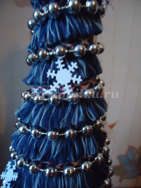 Новогодняя ёлка из бросового материала: часть 2