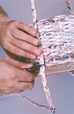Плетём корзинку из газетных трубочек