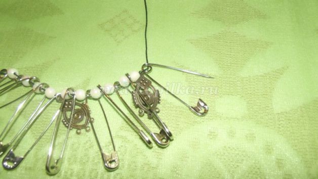 Браслет из булавок детскими руками Браслет из булавок детскими руками