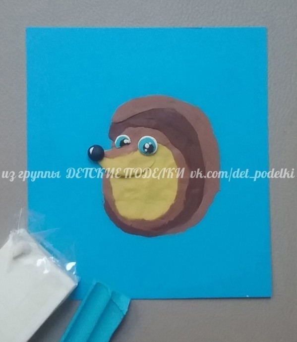 ​Пластилиновая аппликация "Ёжик и калина"