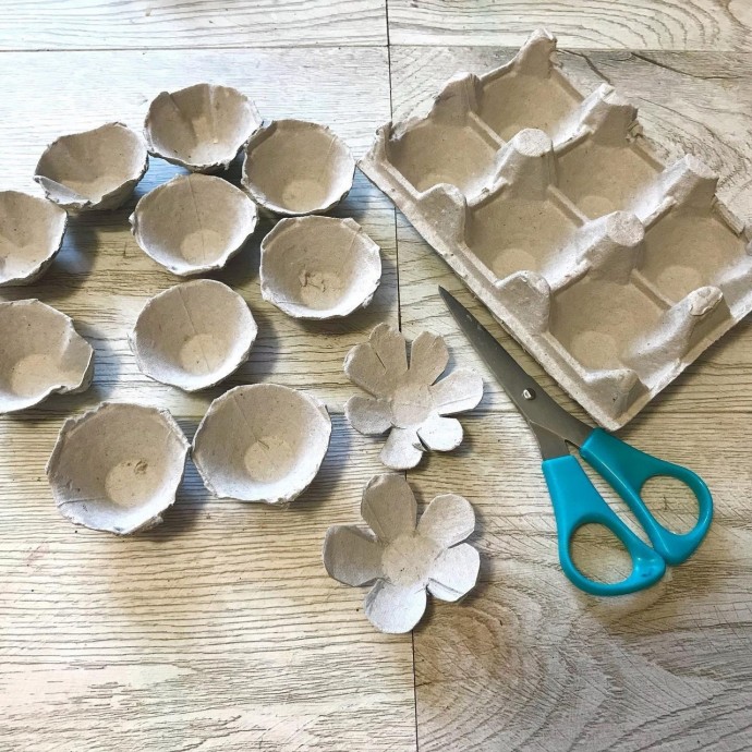 Весеннее панно из яичных лотков Весеннее панно из яичных лотков