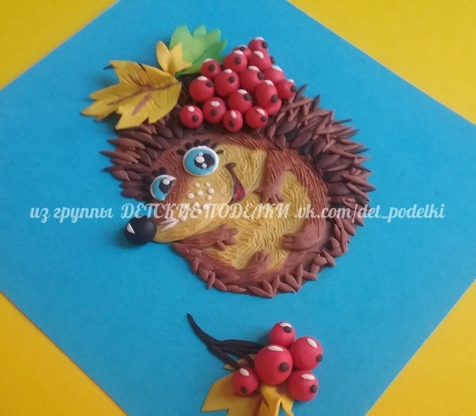 ​Пластилиновая аппликация "Ёжик и калина"
