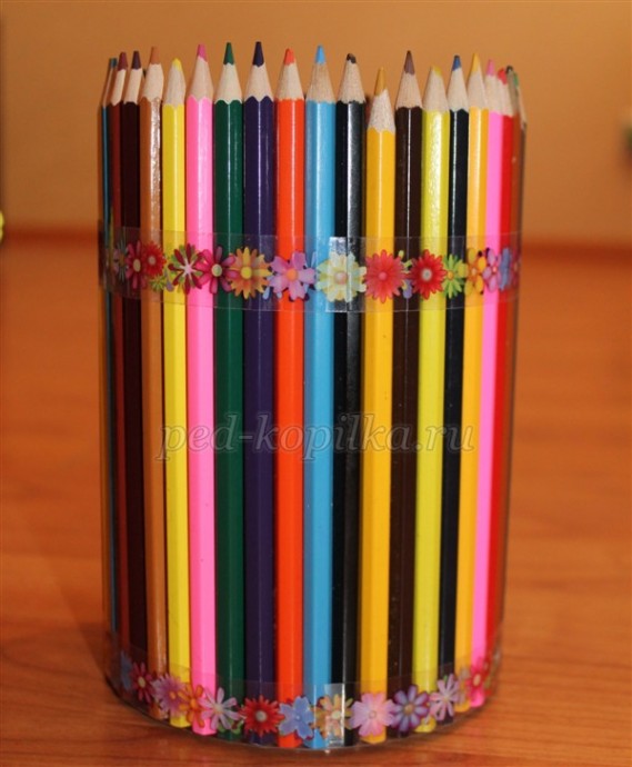 Подставка для канцелярских принадлежностей детскими руками Подставка для канцелярских принадлежностей детскими руками