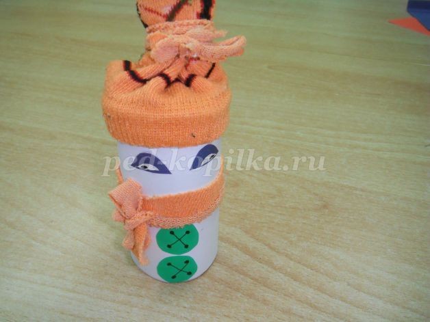 Снеговик из рулончика от туалетной бумаги: часть 2