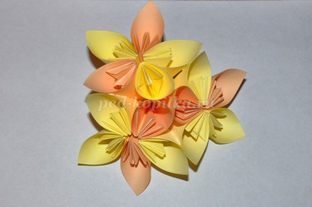 Кусудама: бумажный цветочный шар Кусудама: бумажный цветочный шар