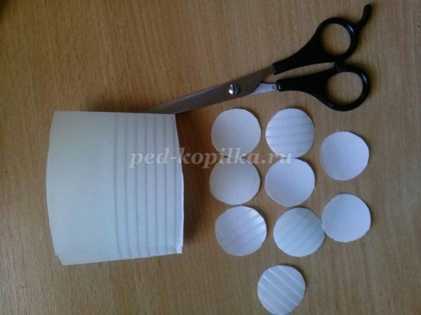 Вазочка для салфеток из бросового материала детскими руками: мастер-класс