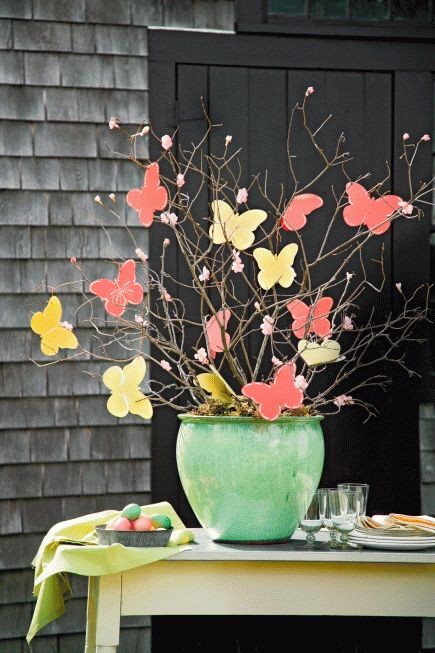 Весенние веточки с бабочками