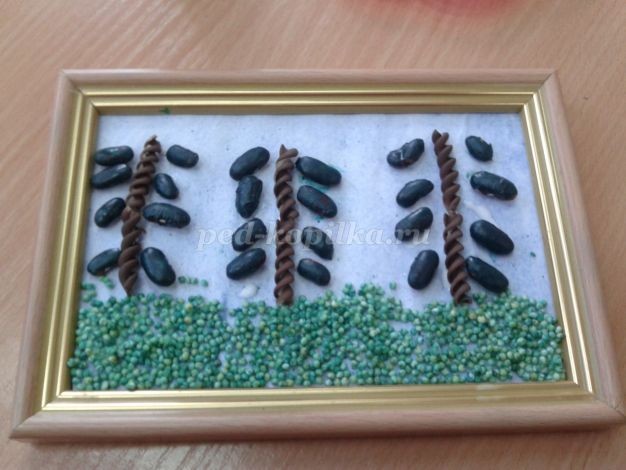 Аппликация из макарон, фасоли и пшена: "Еловый лес" Аппликация из макарон, фасоли и пшена: "Еловый лес"