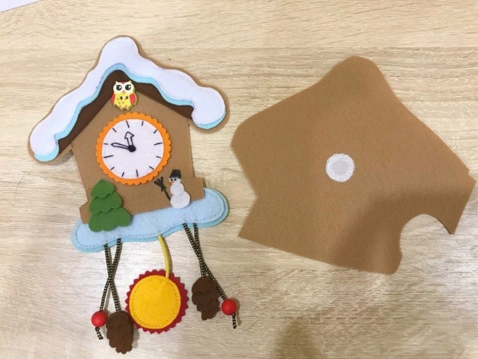 Зимние часики из фетра Зимние часики из фетра