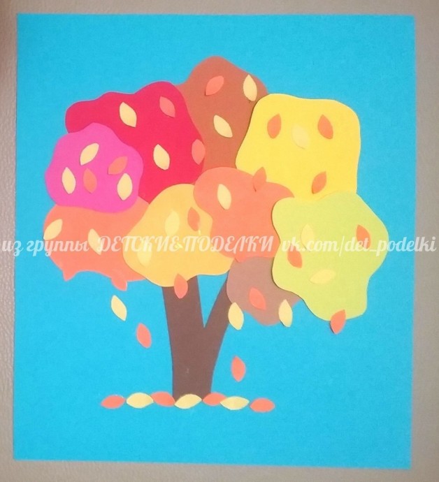 Осеннее деревце, плачущее листьями