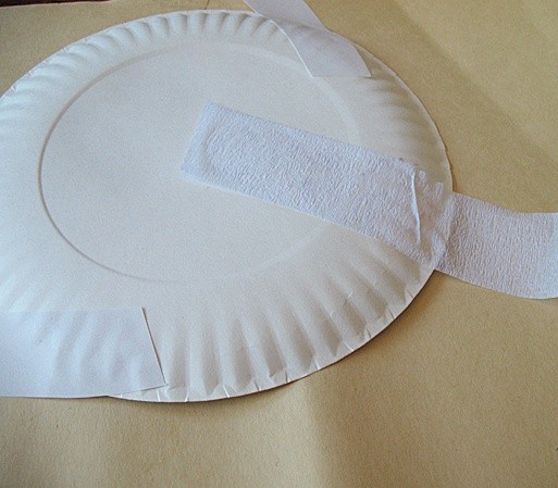 Забавное привидение из одноразовой картонной тарелки и бумажного полотенца Забавное привидение из одноразовой картонной тарелки и бумажного полотенца