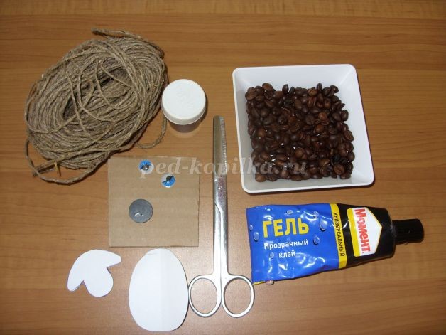 Магнит "Овечка" из кофейных зерен детскими руками: мастер-класс, часть 1