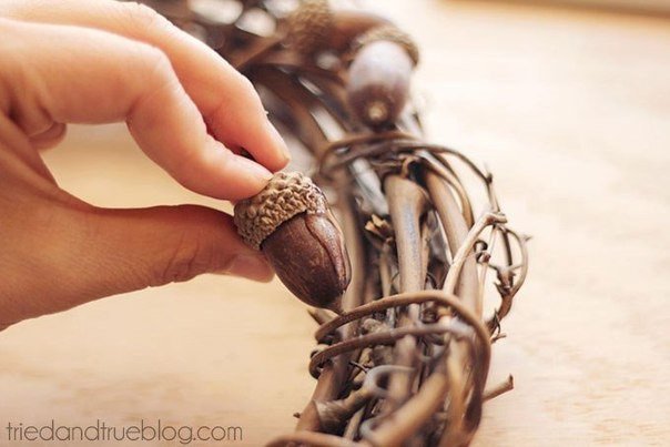 Осенний веночек с желудями Осенний веночек с желудями