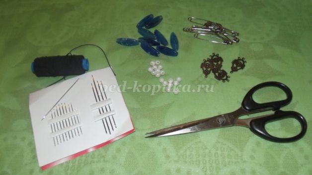 Браслет из булавок детскими руками Браслет из булавок детскими руками