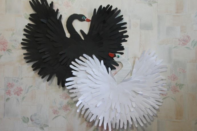 Лебеди из бумажных ладошек 8