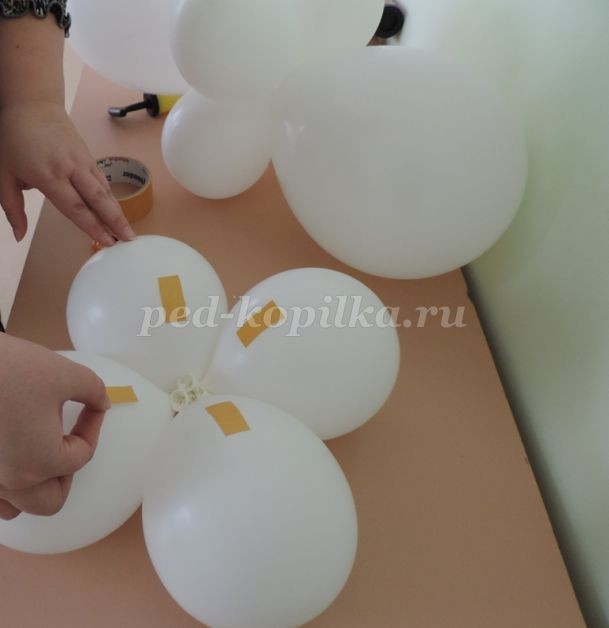 Мастер-класс по моделированию из воздушных шариков снеговика: часть 3