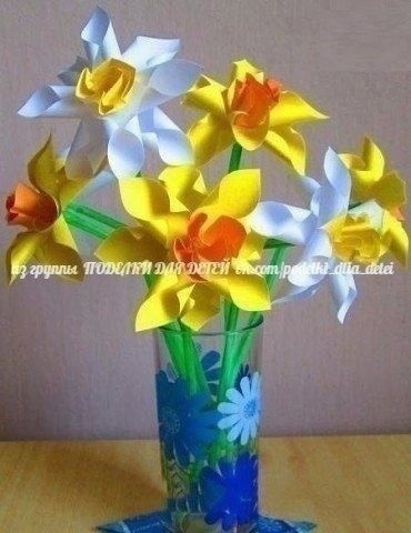 ​Нарциссы из цветной бумаги