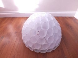 Снеговик из пластиковых стаканчиков Снеговик из пластиковых стаканчиков